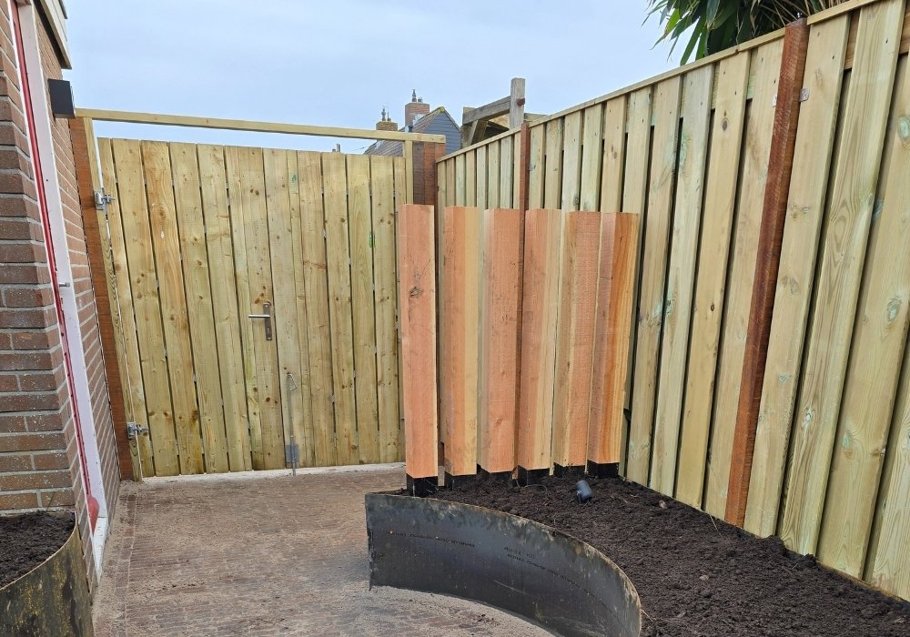 Pergola en schutting in tuin