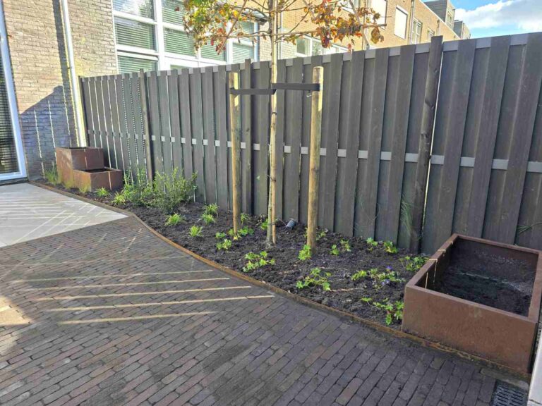 Achtertuin in Sneek met cortenstalen randen en nieuwe beplanting