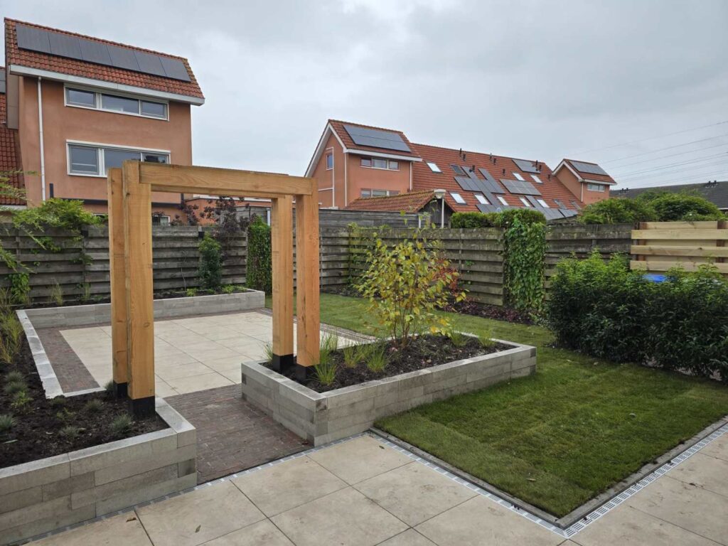 Tuinproject met pergola, keramische tegels en groene accenten in Leeuwarden