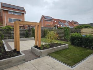 Tuinproject met pergola, keramische tegels en groene accenten in Leeuwarden